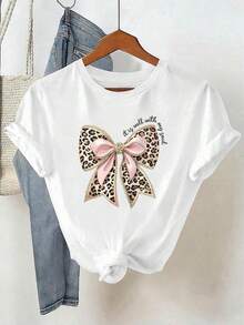 Almacén local, una camiseta de manga corta para mujer con estilo retro americano, de corte holgado y diseño estampado (los pantalones son solo para sugerencias de estilo). Esta pieza sencilla y elegante presenta un patrón de letras impresas con temática tropical, lo que la convierte en un elemento imprescindible para crear un look relajado de vacaciones, perfecto para ocasiones como el Día del Trabajo y el Día de la Independencia de México. - Blanco - Ver 2