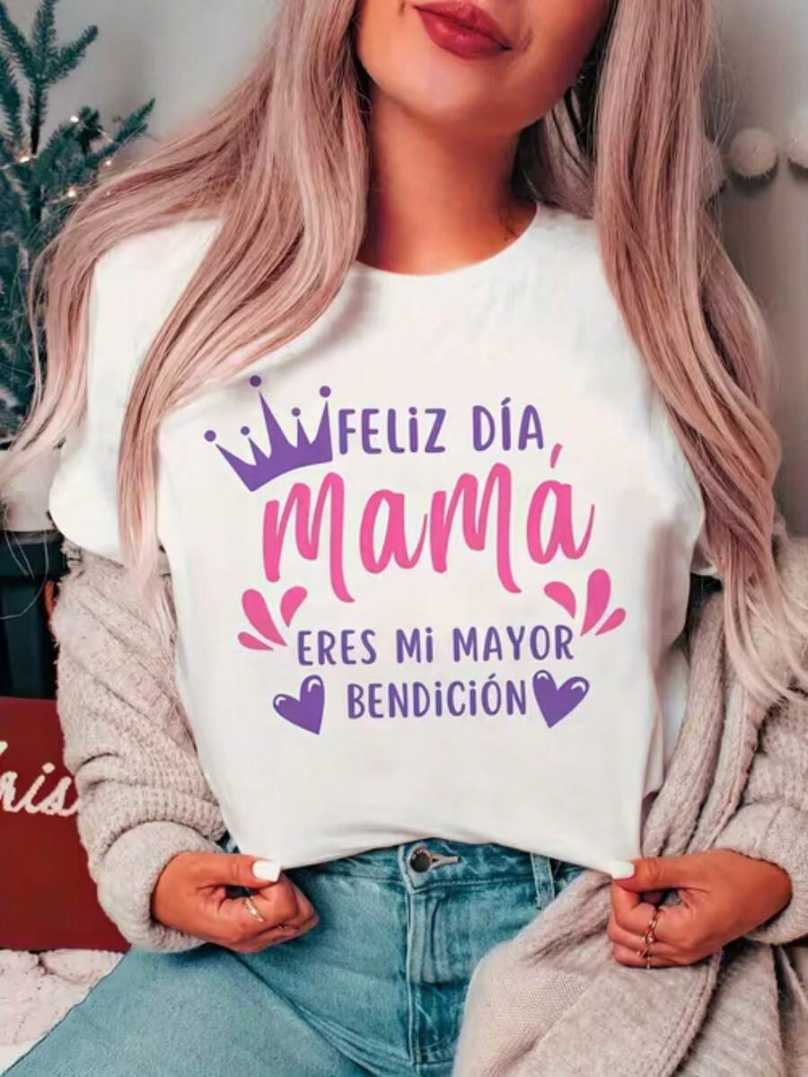 Camiseta de mujer con texto en color lila y rosa "Feliz día, mamá, eres mi mayor bendición", corona y detalles de corazones estampados - Blanco - Ver 1