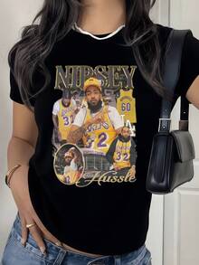 Jugadores con camisetas deportivas en tonos morado y dorado celebrando unidad y pasión por el baloncesto urbano junto a símbolos luminosos y palabras inspiradoras camiseta de mujer moderna casual cómoda para uso diario - Negro - Ver 1
