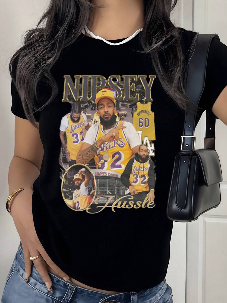 Jugadores con camisetas deportivas en tonos morado y dorado celebrando unidad y pasión por el baloncesto urbano junto a símbolos luminosos y palabras inspiradoras camiseta de mujer moderna casual cómoda para uso diario - Negro - Ver 1