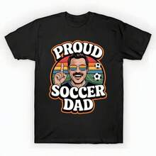 Proud Soccer Dad Cheerful Fun T-Shirt unisex de la de algodón puro de alta densidad de 220 g. C-AmiS-eta uniS-ex 100 % aL-Godón de - Tejido de alta densidad. Apta para todo tipo de perS-onas, ya sean mujeres o hombres. Tejido duradero de alta C-Alidad apto para todas las estaciones, suave al tacto pero duradero. Tops transpirables. Conjuntos de otoño para mujer. Conjuntos de vaC-Aciones para mujer. Disfraz de Halloween para mujer. - Negro - Ver 1
