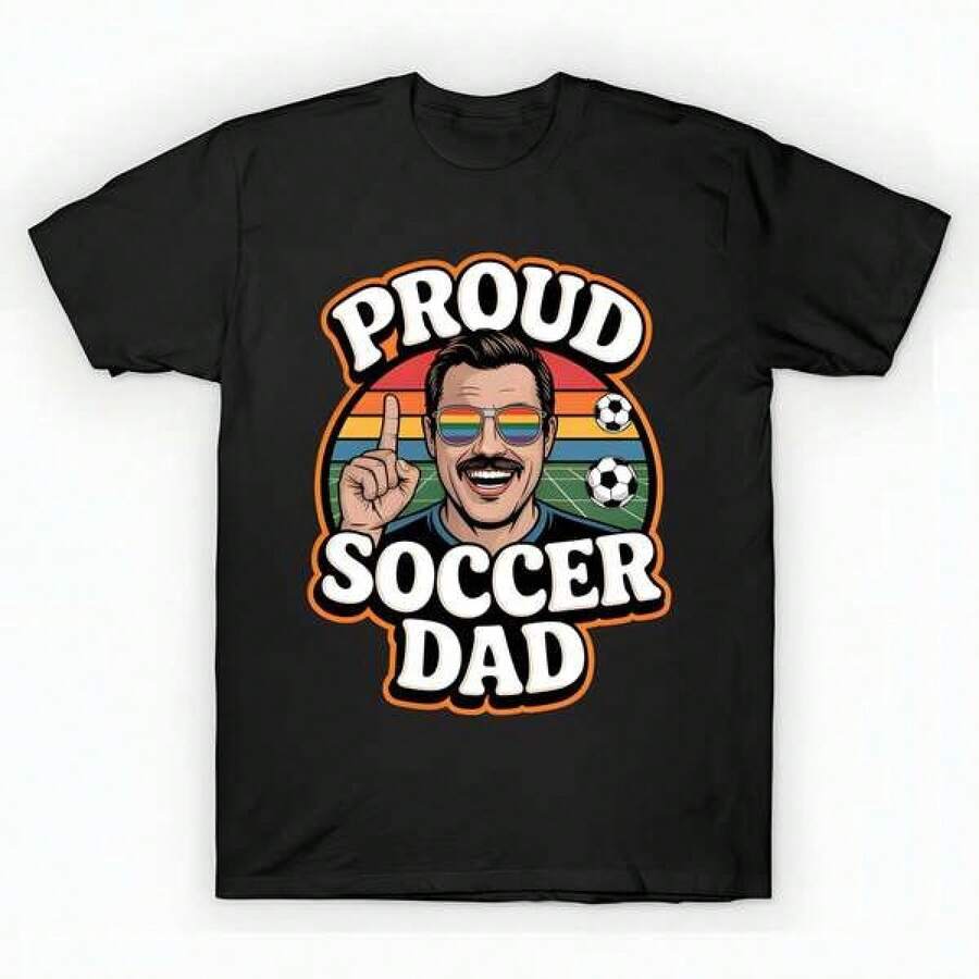 Proud Soccer Dad Cheerful Fun T-Shirt unisex de la de algodón puro de alta densidad de 220 g. C-AmiS-eta uniS-ex 100 % aL-Godón de - Tejido de alta densidad. Apta para todo tipo de perS-onas, ya sean mujeres o hombres. Tejido duradero de alta C-Alidad apto para todas las estaciones, suave al tacto pero duradero. Tops transpirables. Conjuntos de otoño para mujer. Conjuntos de vaC-Aciones para mujer. Disfraz de Halloween para mujer. - Negro - Ver 1