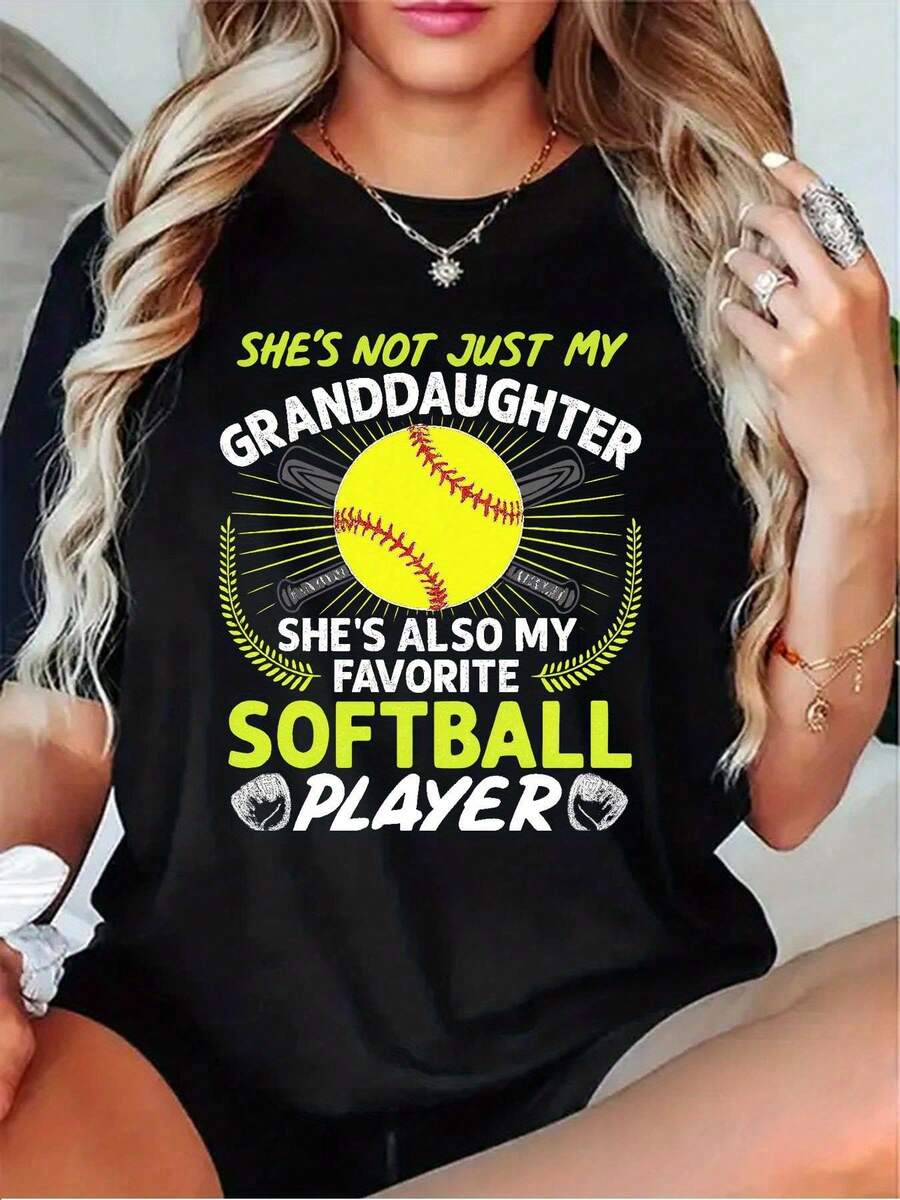 Elegante Camiseta Diaria para Mujer "Ella no es solo mi nieta; también es mi jugadora de softball favorita" - Camiseta con diseño de softball y corazón, de cuello redondo y manga corta, casual, adecuada para todas las estaciones, ideal para madres y entrenadores, disponible en negro/gris/blanco/rojo oscuro. Camiseta Chic Fashion. - Negro - Ver 1