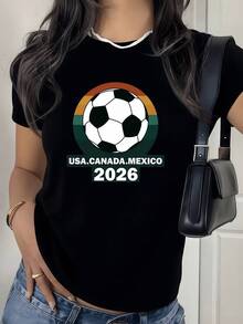 Balón de fútbol rodeado por franjas en tonos cálidos que simbolizan la unión deportiva entre países norteamericanos y la pasión mundialista camiseta de mujer casual moderna cómoda para fanáticas del fútbol 2026 - Negro - Ver 1