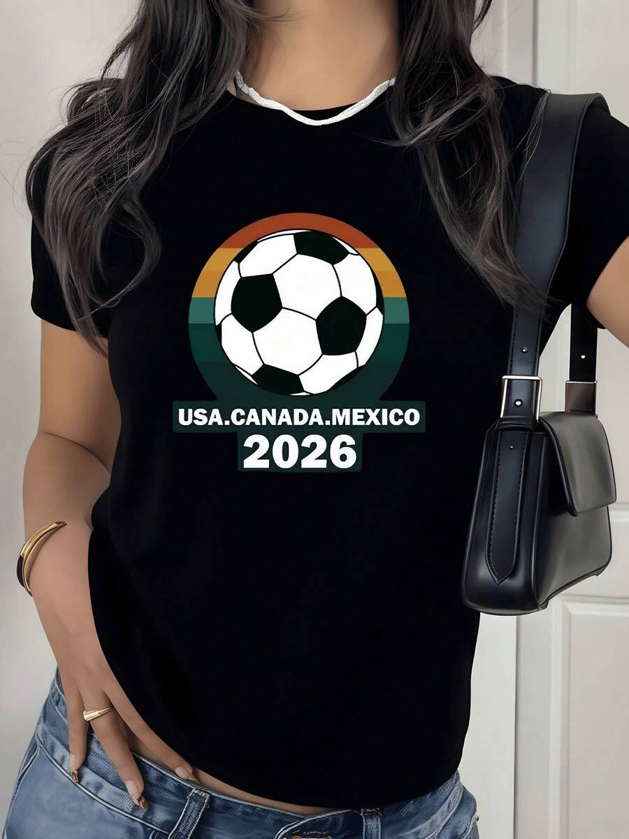 Balón de fútbol rodeado por franjas en tonos cálidos que simbolizan la unión deportiva entre países norteamericanos y la pasión mundialista camiseta de mujer casual moderna cómoda para fanáticas del fútbol 2026 - Negro - Ver 1