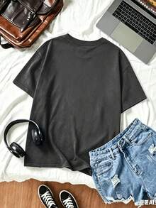 SANRIO Slogan & Number Graphic Drop Shoulder Short Sleeve T-Shirt - Negro - Ver 2