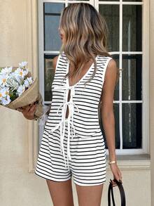 Un conjunto informal de dos piezas que incluye un top de punto a rayas combinado con pantalones cortos: perfecto para el uso diario y una elección ideal para unas vacaciones de verano. Este sexy conjunto de dos piezas sin mangas se realza con un lazo de estilo vintage. - festival - Ver 5