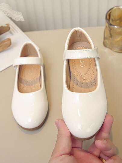 1 paire de chaussures plates à semelle souple de couleur unie rétro pour enfants, douces, légères et antidérapantes, convenant pour une marche à la mode et confortable, adaptées aux activités de plein air et à une tenue décontractée, avec fermeture, convenant aux filles toute l'année