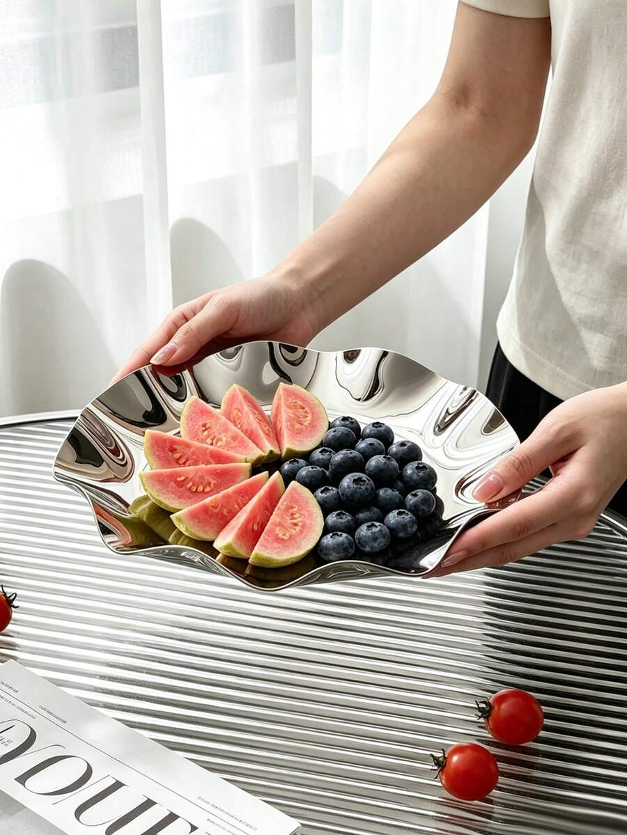 1 pieza Plato de frutas de acero inoxidable de lujo con borde ondulado, bandeja de metal de estilo nórdico asimétrico, plato para aperitivos y frutas para la sala de estar, bandeja de acero inoxidable con efecto espejo de , diseño de borde ondulado asimétrico, plato de frutas para el hogar, plato de postre, plato de frutas de metal de alta gama con borde ondulado, diseño de gran capacidad, almacenamiento de aperitivos, frutas y postres en la mesa de café - Plateado - Ver 1