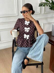 Camisa de mujer con cuello redondo, manga corta, decoración de lazo y bajo con volantes - Marrón - Ver 4