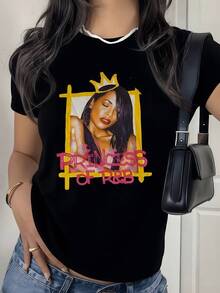 Artistic Portrait With A Golden Crown And Pink Lettering That Evokes Urban Musical Energy, Reflecting Feminine Power And Confidence. A Modern And Comfortable Casual Women's T-Shirt For Everyday Wear. - 黑色 - 查看 1