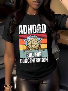 Gráfico que muestra un dado dorado rodeado de llamas sobre franjas de colores cálidos simbolizando creatividad energía y enfoque en juegos de fantasía camiseta de mujer casual moderna - Negro - Ver 8