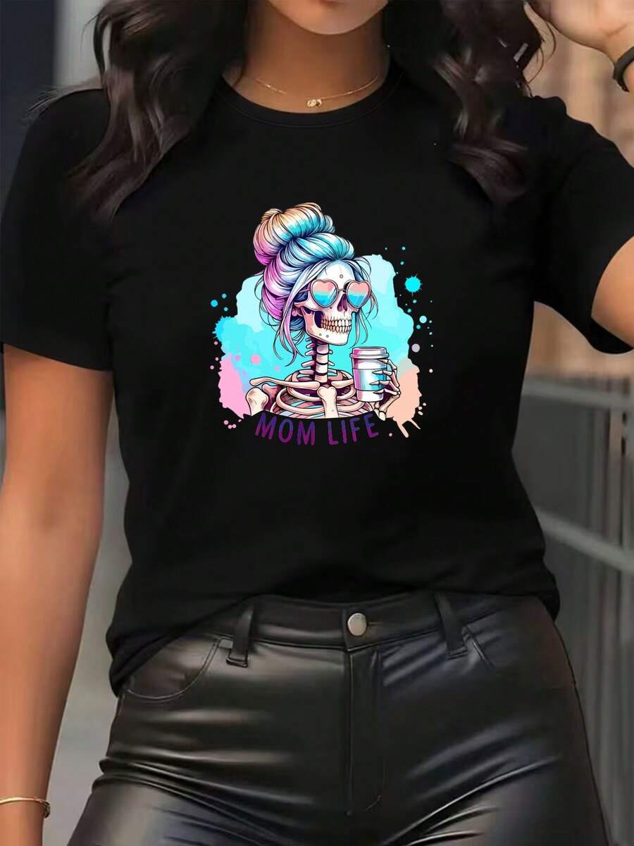 Camiseta de mujer - Corte regular con mangas cortas. La camiseta con diseño geométrico 2D presenta el texto "MOM LIFE" impreso, junto con un patrón de una calavera con cabello colorido sosteniendo una taza de café. Es una prenda casual, de manga corta y cuello redondo, adecuada para todas las estaciones. Disponible en varios colores y tallas. Cuenta con una estética festiva, moderna y retro, material transpirable y estampados divertidos. - Negro - Ver 1