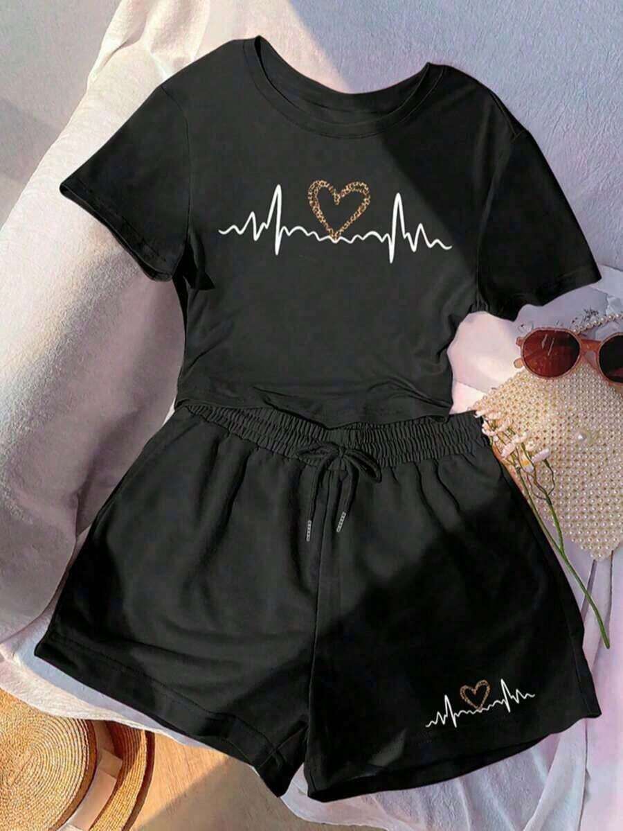 Almacén local, una camiseta de manga corta para mujer con estilo retro americano, de corte holgado y diseño estampado (los pantalones son solo para sugerencias de estilo). Esta pieza sencilla y elegante presenta un patrón de letras impresas con temática tropical, lo que la convierte en un elemento imprescindible para crear un look relajado de vacaciones, perfecto para ocasiones como el Día del Trabajo y el Día de la Independencia de México. - Negro - Ver 1