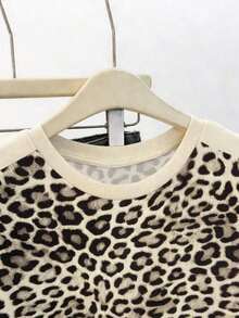 Camiseta casual de mujer de cuello redondo con estampado de leopardo clásico y contraste de color, diseño de estampado de leopardo vintage y contraste de color albaricoque, adecuado para el verano, moda, camiseta de moda, camiseta hermosa, regalo para hermanos, regalo para hermanas, regalo para mamá, regalo del Día de la Madre, top casual pero de moda - Albaricoque - Ver 3