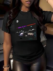 Paisaje nocturno con coche retro bajo la luna evocando un viaje misterioso entre luces de neón y velocidad futurista camiseta de mujer moderna y casual ideal para look urbano - Negro - Ver 1