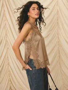-E Elegante conjunto de vacaciones para mujer con top de tirantes finos, ajuste ceñido, de satén beige con ribete de encaje - Caqui - Ver 1