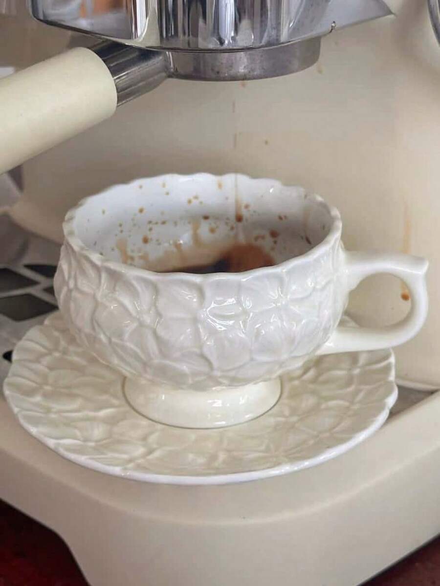 一套浮雕花瓣咖啡杯碟,复古3D宫廷风格杯碟套装,拉花咖啡杯碟组合,高雅早餐牛奶杯,甜点杯和蛋糕盘,乔迁新居礼物,适合家庭、餐厅、咖啡馆、甜品店、礼品、派对等场合。 - 黃色 - 查看 1
