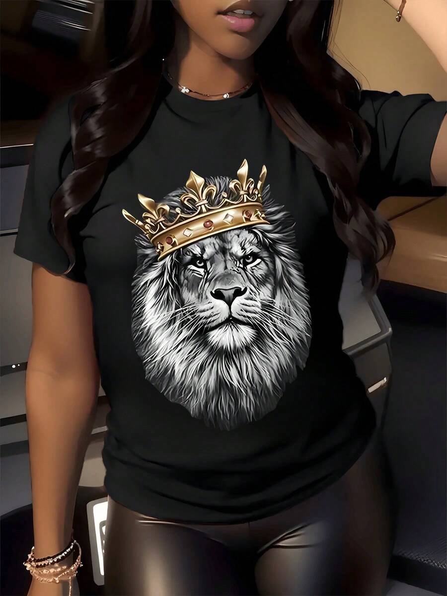 Majestic Lion Head With Golden Crown Symbolizing Power, Strength, And Leadership, Reflecting Inner Confidence And Modern Elegance. Stylish Casual Women's T-Shirt For Everyday Wear. - 黑色 - 查看 1