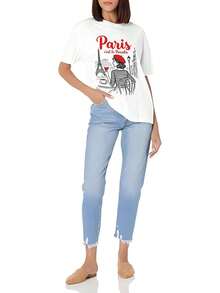 Edición Limitada París Paraíso, con un gráfico vintage de estilo francés de la Torre y una mujer francesa sosteniendo un vaso de vino y una taza de café. Camiseta blanca de manga corta y cuello redondo para mujer, de algodón ligero. - Blanco - Ver 2