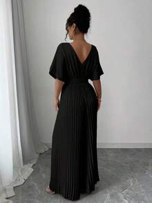 Mono de mujer elegante con cuello en V profundo, mangas tipo murciélago y plisados, de unicolor - Negro - Ver 2