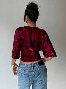 Blusa de verano para mujer con diseño de manga murciélago, cuello redondo, fruncido y estampado floral de tinte de agua en tonos cálidos, ideal para playa/vacaciones, un look casual, minimalista y elegante - Burdeos - Ver 2