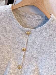 1 pieza Chaleco de punto de mujer minimalista de unicolor con botón de metal suave, parte superior casual versátil, suéter de moda de cuello redondo - Gris Claro - Ver 3