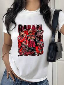 Figura vibrante que muestra la pasión del fútbol con colores intensos rojo y negro reflejando energía fuerza y espíritu competitivo para quienes aman el deporte camiseta de mujer casual moderna cómoda - Blanco - Ver 8