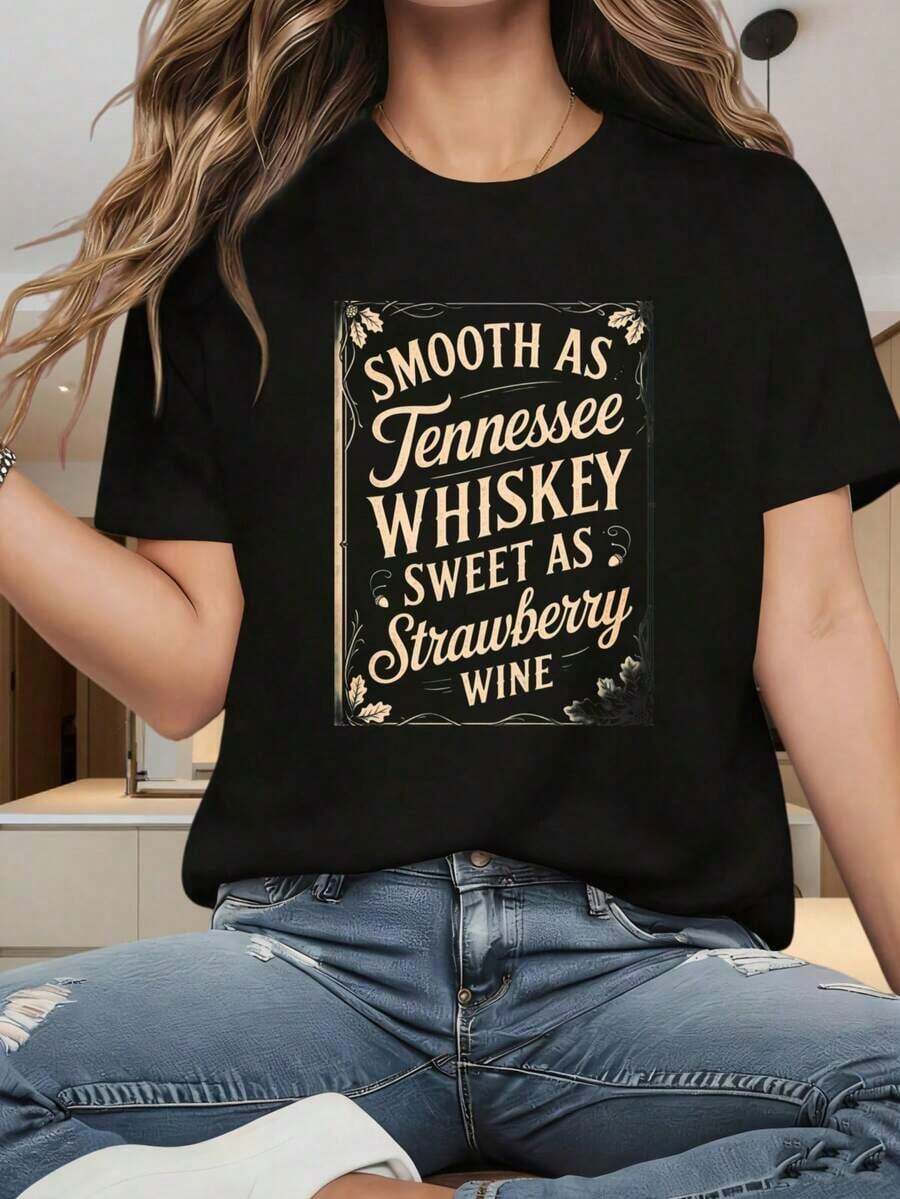 Camiseta de Mujer con Cuello Redondo y Mangas Cortas, Suave como el Whisky de Tennessee, Dulce como el Vino de Fresa. Camiseta Casual de Moda para Mujer, Camiseta Gráfica para Niñas y Mujeres. Estampado Divertido, Adecuada para Fiestas de Navidad, Actividades Deportivas, Fiestas de Vacaciones, Salidas, Deportes y Otros Regalos Festivos. - Negro - Ver 1