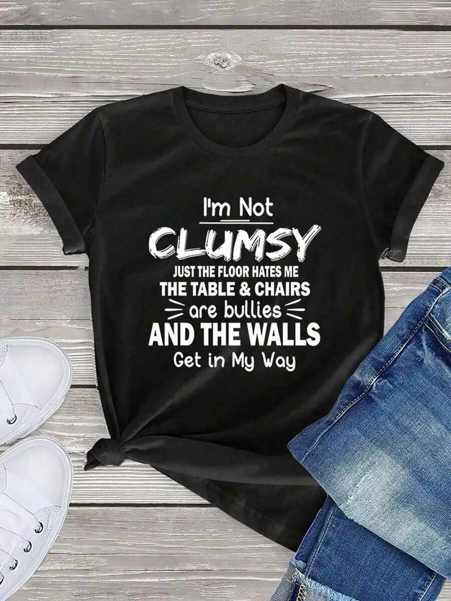 Camiseta de manga corta con estampado de eslogan para mujer: No soy torpe, solo el suelo me odia, las mesas y sillas son abusivas y los muros me molestan. Camisetas gráficas, tops para mujer, playera. - Negro - Ver 1