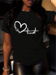 Una camiseta casual para mujer con un diseño de latido de corazón rojo con lalabra 'Mom' y un motivo de corazón. Hecha de fibra suave, tiene cuello redondo y mangas cortas. - Negro - Ver 2