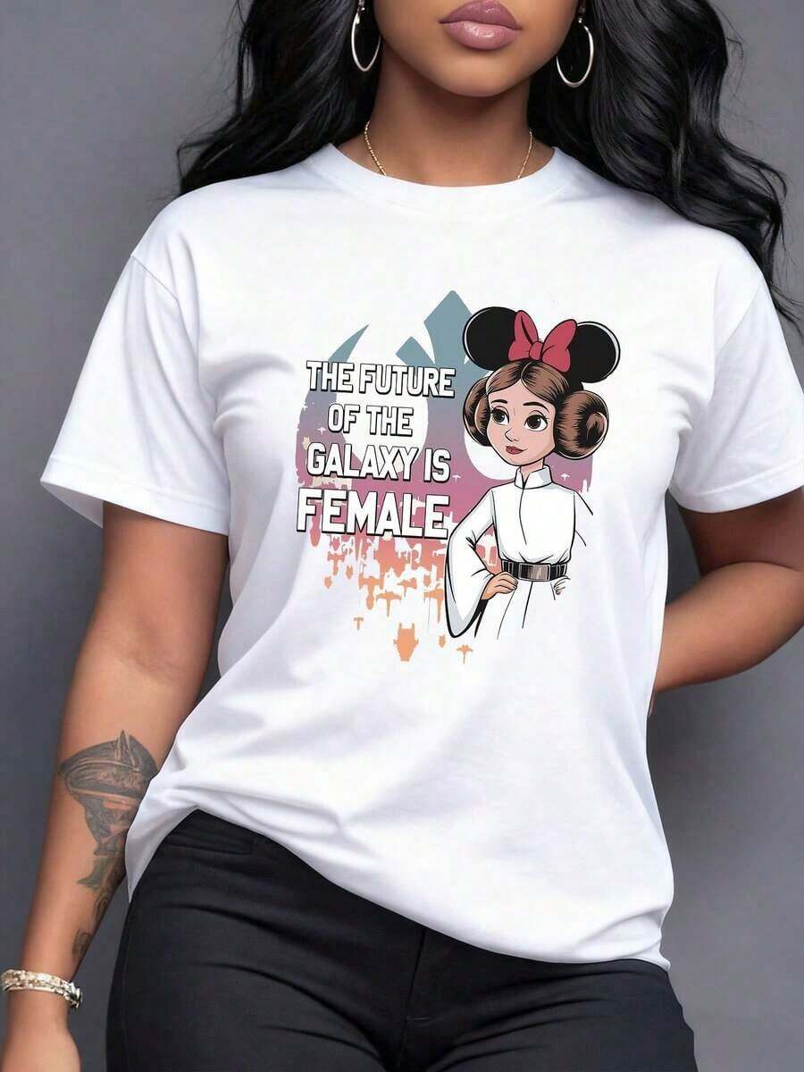 Figura femenina poderosa con orejas redondeadas y moño rojo que simboliza la fuerza y el futuro de las mujeres en un universo imaginario camiseta para mujer moderna y cómoda para uso casual,Camiseta de mujer elegante. - Blanco - Ver 1