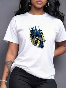Heroic Figure In Blue And Yellow Tones Symbolizing Bravery And Urban Justice. Women's T-Shirt With Eye-Catching Print And Modern Cut, Ideal For A Sophisticated Casual Look. Casual Short Sleeve. - 白色 - 查看 1