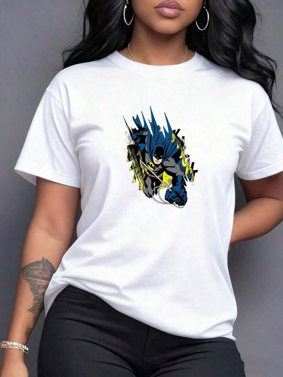 Heroic Figure In Blue And Yellow Tones Symbolizing Bravery And Urban Justice. Women's T-Shirt With Eye-Catching Print And Modern Cut, Ideal For A Sophisticated Casual Look. Casual Short Sleeve. - 白色 - 查看 1