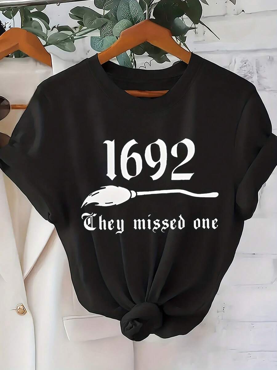 Camiseta de Mujer Medieval de los Juicios de Brujas de Salem - Cuello Redondo y Manga Corta Ho con Estampado "Se Olvidaron de Una" y Frase en Latín - Lavable a Máquina / Camiseta Histórica I para Uso Casual, Eventos Temáticos y Atuendos Diarios