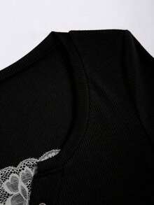 Camiseta de manga corta de unicolor con recorte de encaje de ojal semi-abierto para mujer, estilo urbano - Negro - Ver 6