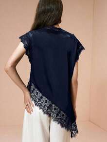 Blusa de mujer , de tela de piqué con lunares en blanco y negro, con empalme de encaje de unicolor y bajo asimétrico, elegante para citas y atuendos de verano - Azul marino - Ver 6