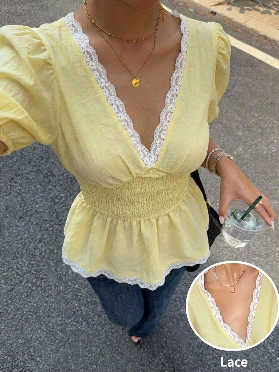 Blusa de mujer con pliegues, fruncido profundo y parches de encaje para vacaciones - Amarillo - Ver 1