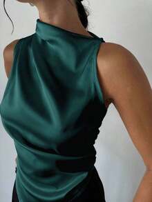 Blusa de satén elegante y minimalista para oficina con cuello plisado, sin mangas, bajo puntiagudo, color verde oscuro - Top de verano de satén verde - Verde Oscuro - Ver 3