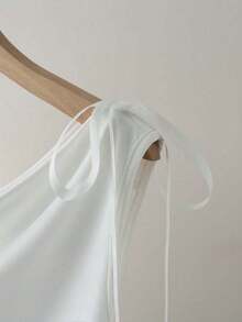 Blusa sin mangas de seda de leche blanca con cuello de barco, diseño de lazo en la cintura, estilo sexy, ideal como regalo de cumpleaños, para citas, fiestas o el trabajo.Diseño versátil y elegante para primavera y verano. - Blanco - Ver 3