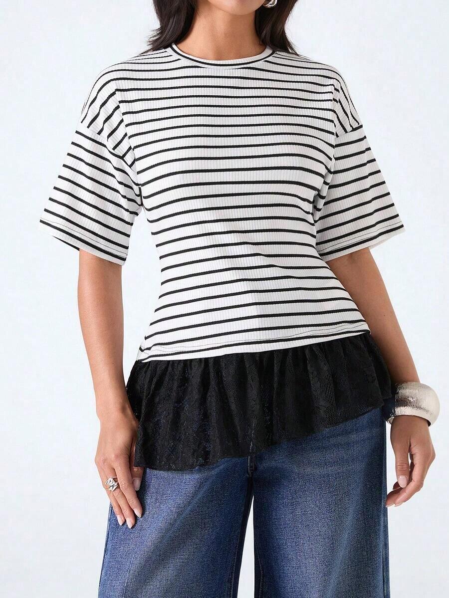 Camiseta de mujer de unicolor con cuello redondo, hombros caídos, manga corta, parche de encaje, bajo irregular con volantes - Blanco y Negro - Ver 1