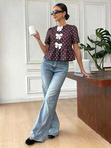 Camisa de mujer con cuello redondo, manga corta, decoración de lazo y bajo con volantes - Marrón - Ver 6