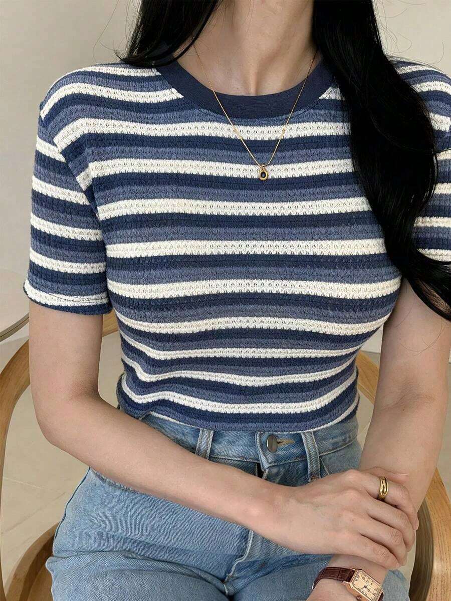Blusa de mujer con textura a rayas en azul y blanco, con bloques de color contrastante, cuello redondo y manga corta, para uso casual de oficina y trayecto, primavera/verano - Azul - Ver 1