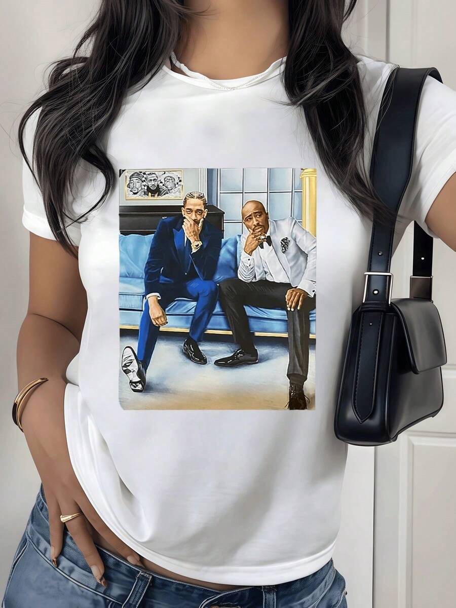 Dos figuras sentadas en un sofá elegante con trajes formales en un ambiente sofisticado transmiten  éxito y amistad en un entorno moderno camiseta de mujer casual para uso diario cómoda y con estilo artístico - Blanco - Ver 1