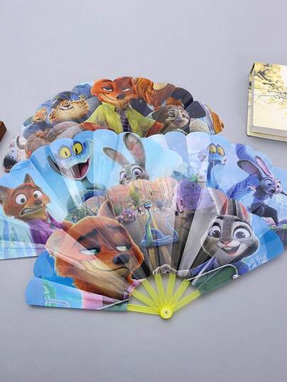 Disney Quạt xếp chủ đề Zootopia, với hình ảnh Judy Hopps, Nick Wilde và các nhân vật khác, quạt cầm tay tiện dụng cho mùa hè và sử dụng hàng ngày, được làm từ nan nhựa nhẹ và vải in màu sắc sống động, những chiếc quạt này bền, dễ mở và đóng, và đủ nhỏ gọn để bỏ vào túi xách hoặc túi quần.