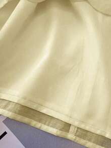 Blusa sin mangas de mujer con cuello plisado, decoración de botones de colores y diseño minimalista elegante de unicolor - Amarillo - Ver 4