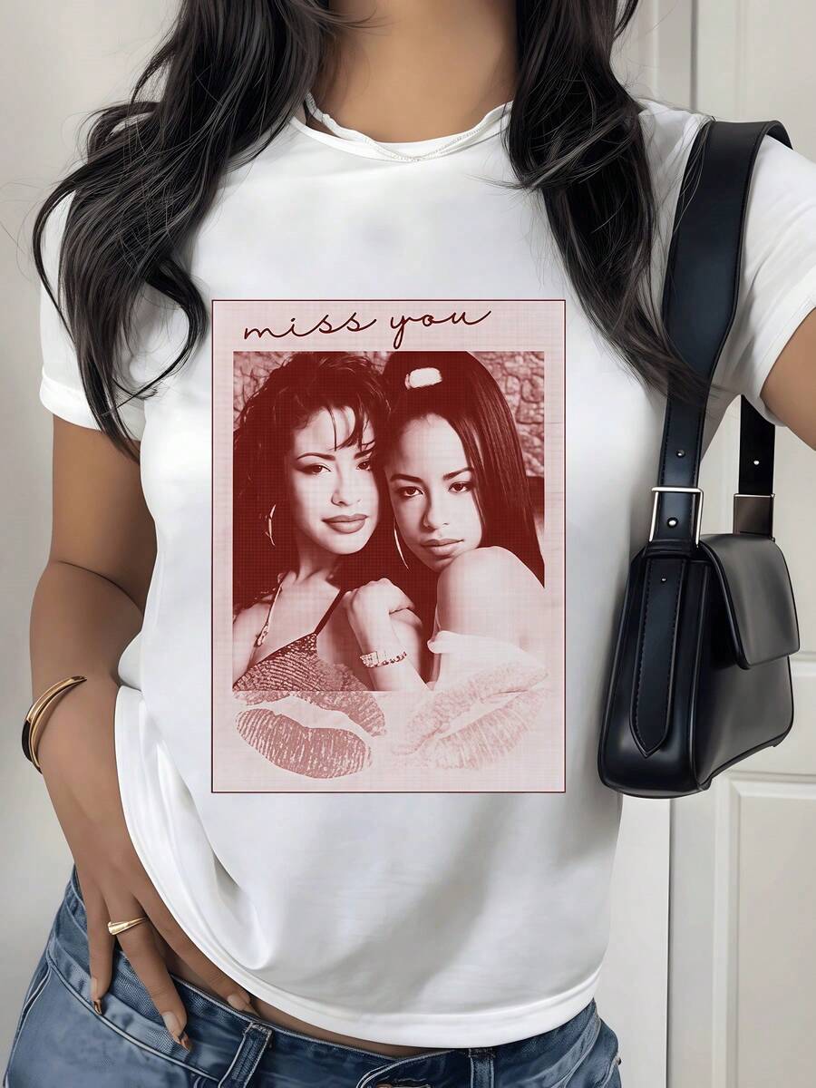 Dos labios en tonos rosados simbolizan deseo y cariño reflejando la emoción de extrañar a alguien cercano junto a la silueta de dos mujeres que evocan conexión profunda y sentimientos sinceros camiseta de mujer casual moderna elegante para uso diario - Blanco - Ver 1