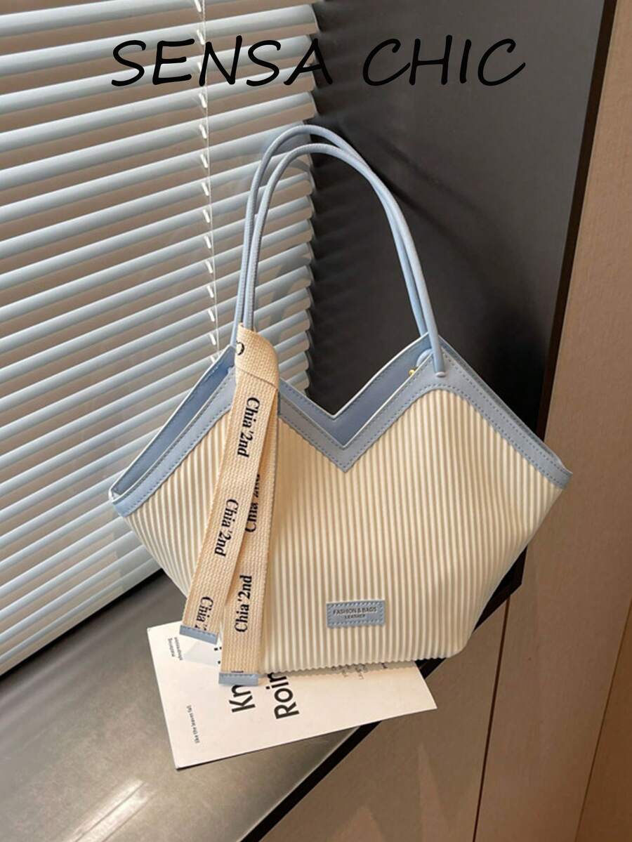 这款时尚的蓝色PU皮革手提包采用条纹纹理设计，并配有布质抽绳装饰。适合职业女性、学生、教师、家庭主妇和年轻女性，可用于办公、上学、购物、度假和周末旅行。