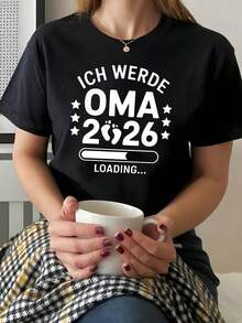 Elegante camiseta diaria para mujer con estampado de texto en alemán "ICH WERDE OMA 2026 LOADING", cuello redondo, manga corta, ideal para salidas informales, regalos de vacaciones y reuniones con amigos, que irradia un ambiente cálido y esperado, con el divertido mensaje "Loading..." que transmite la alegría y la anticipación de convertirse en abuela. Camiseta elegante y a la moda. - Negro - Ver 8