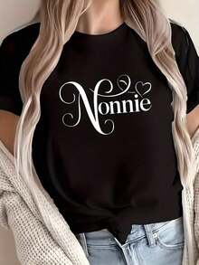 Recomiendo encarecidamente la camiseta gráfica "Nonnie" para mujer - Camiseta negra de cuello redondo y manga corta con diseño de corazón, ajuste casual y cómodo para abuelas. |     Camisa con diseño de corazón |     Tela, Camisetas de Mujer fáciles de combinar - Negro - Ver 1
